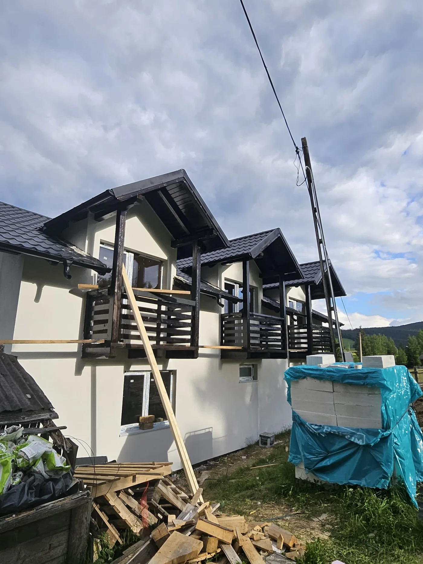 Clădire Camping Botușel în construcție, cu balcoane și materiale de lucru