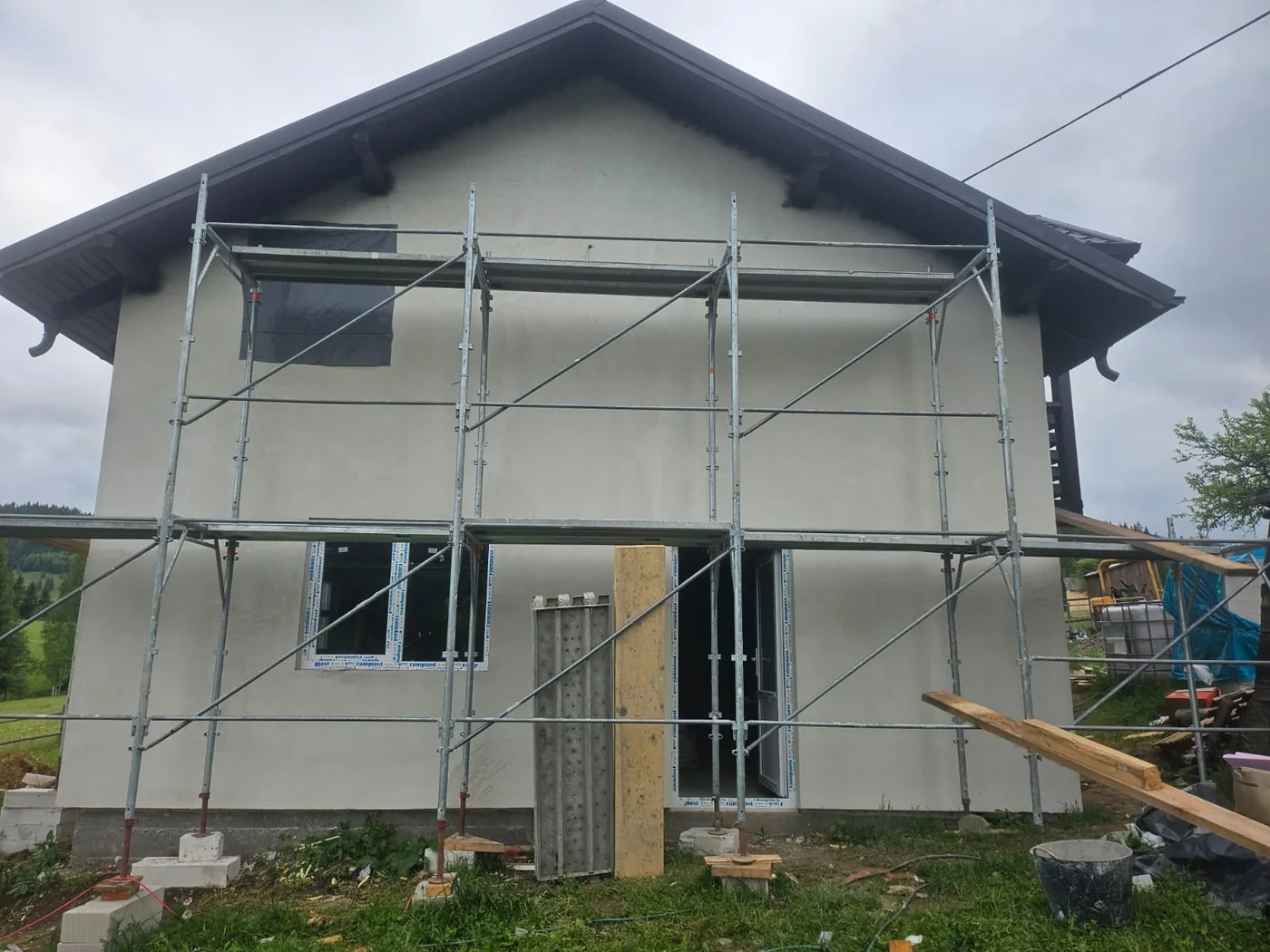 Fațadă Camping Botușel cu schelă de construcție